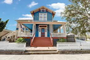 Hidden Gem By Beach & Pier Blue Home